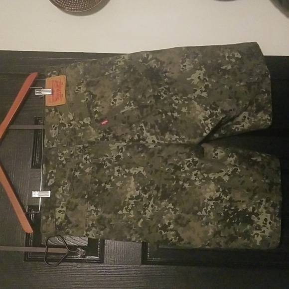 Men's Levi Baggy shorts,; Camouflage Green; Size W34 L12 - Picture 3 of 9